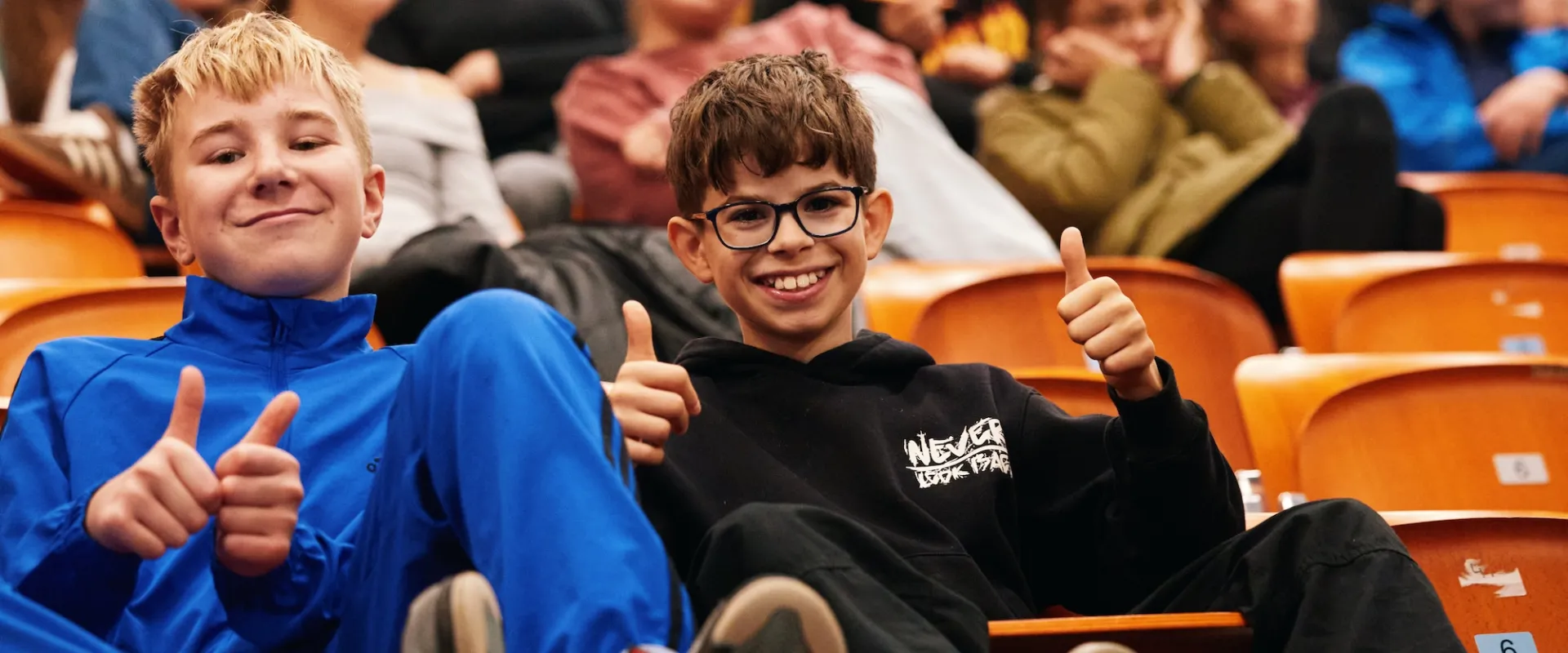 Zwei Jungen lächeln in die Kamera