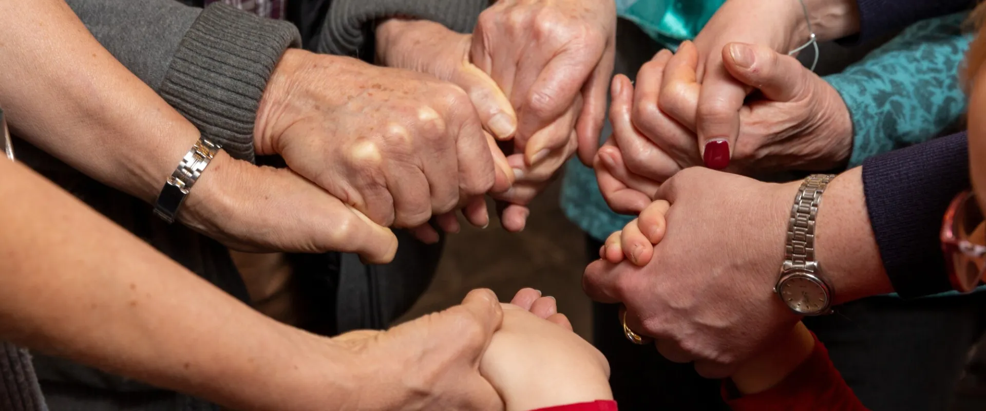 Hände beten in Gemeinschaft