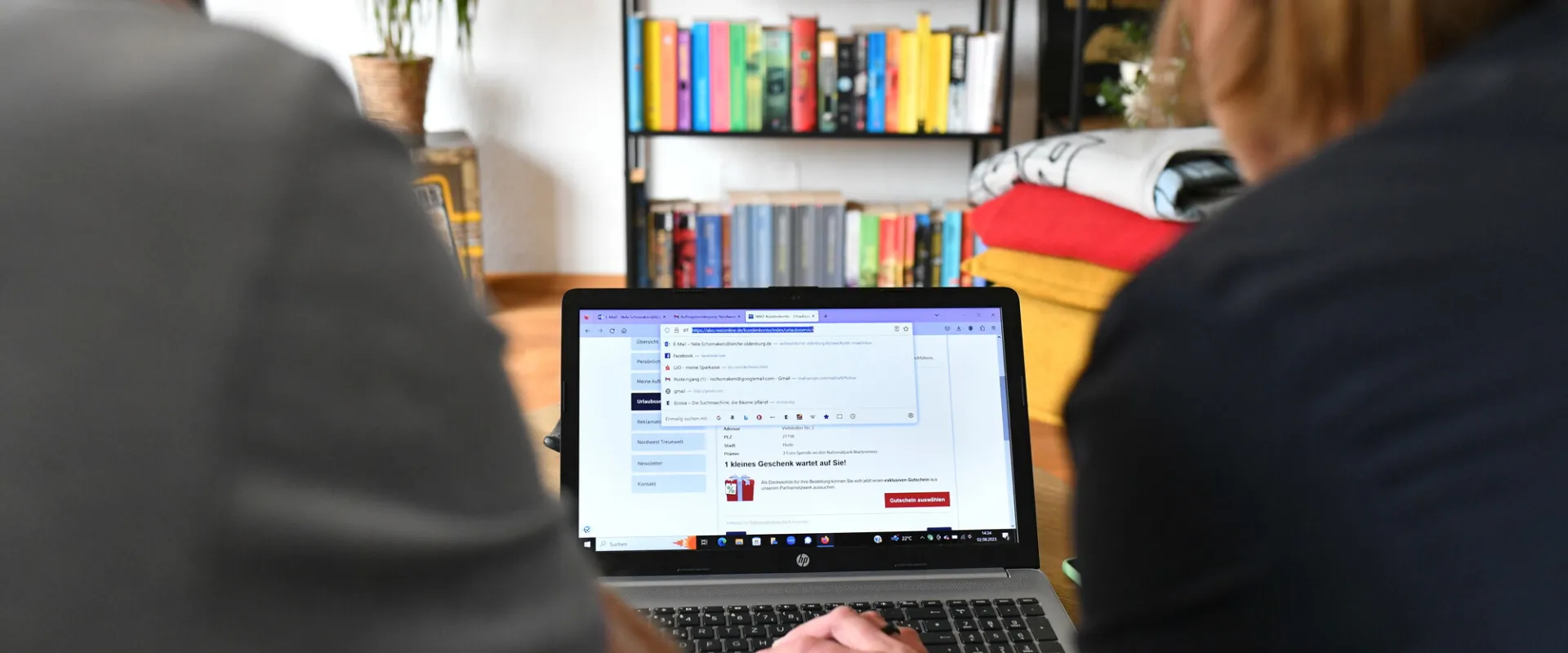 Zwei Personen schauen in einen Bildschirm