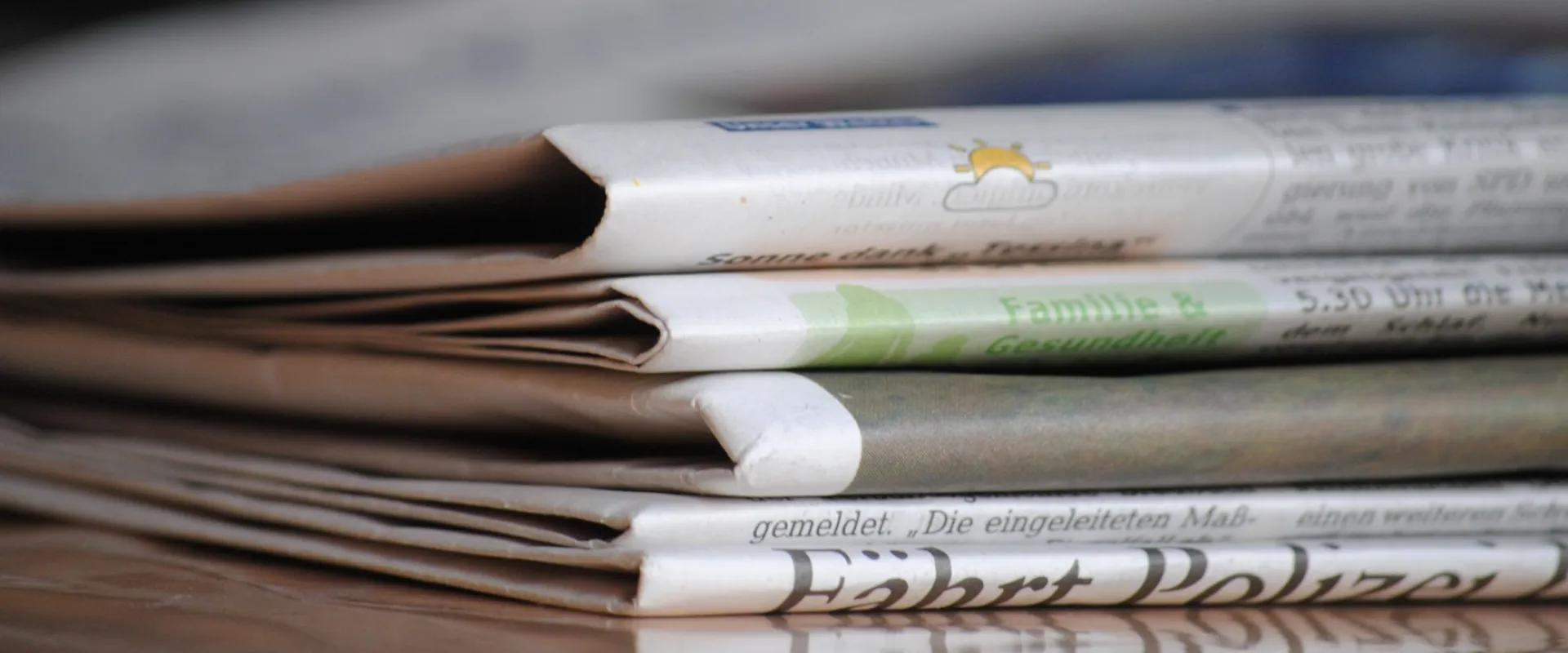 Zeitungen übereinander gestapelt