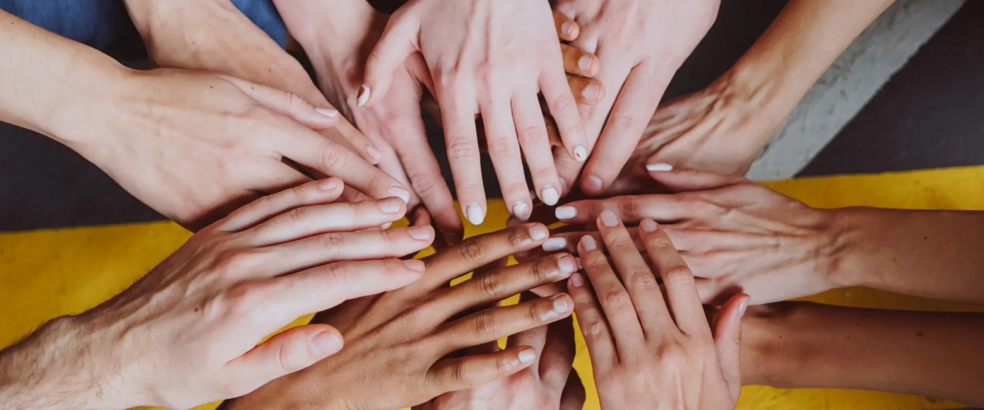 Hände halten zusammen