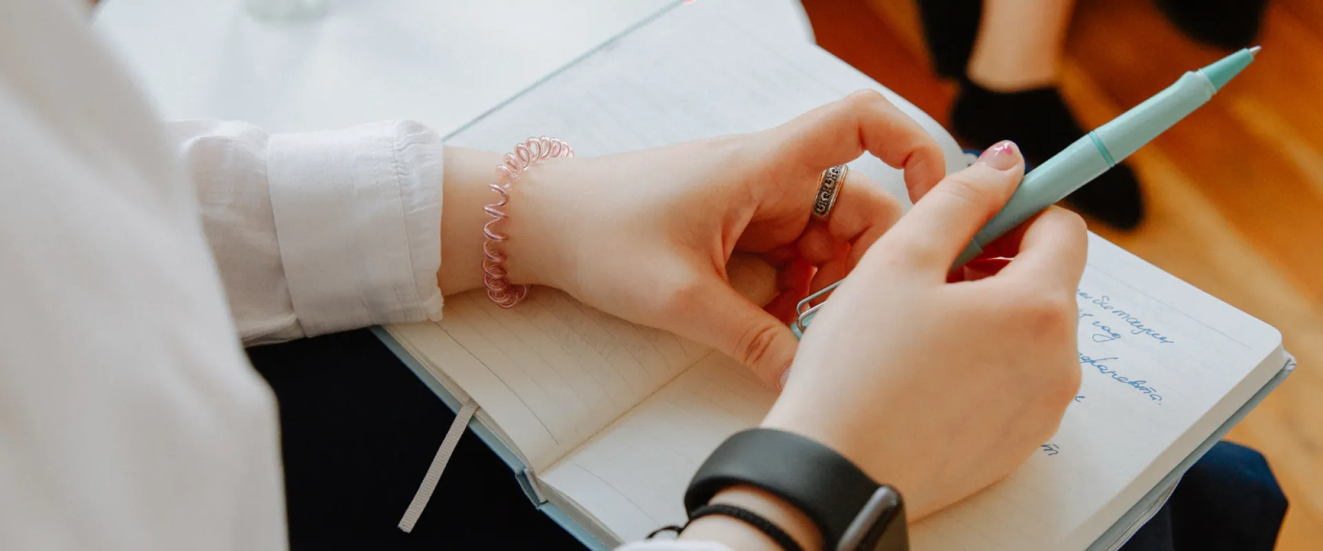 Hände auf einem Notizbuch