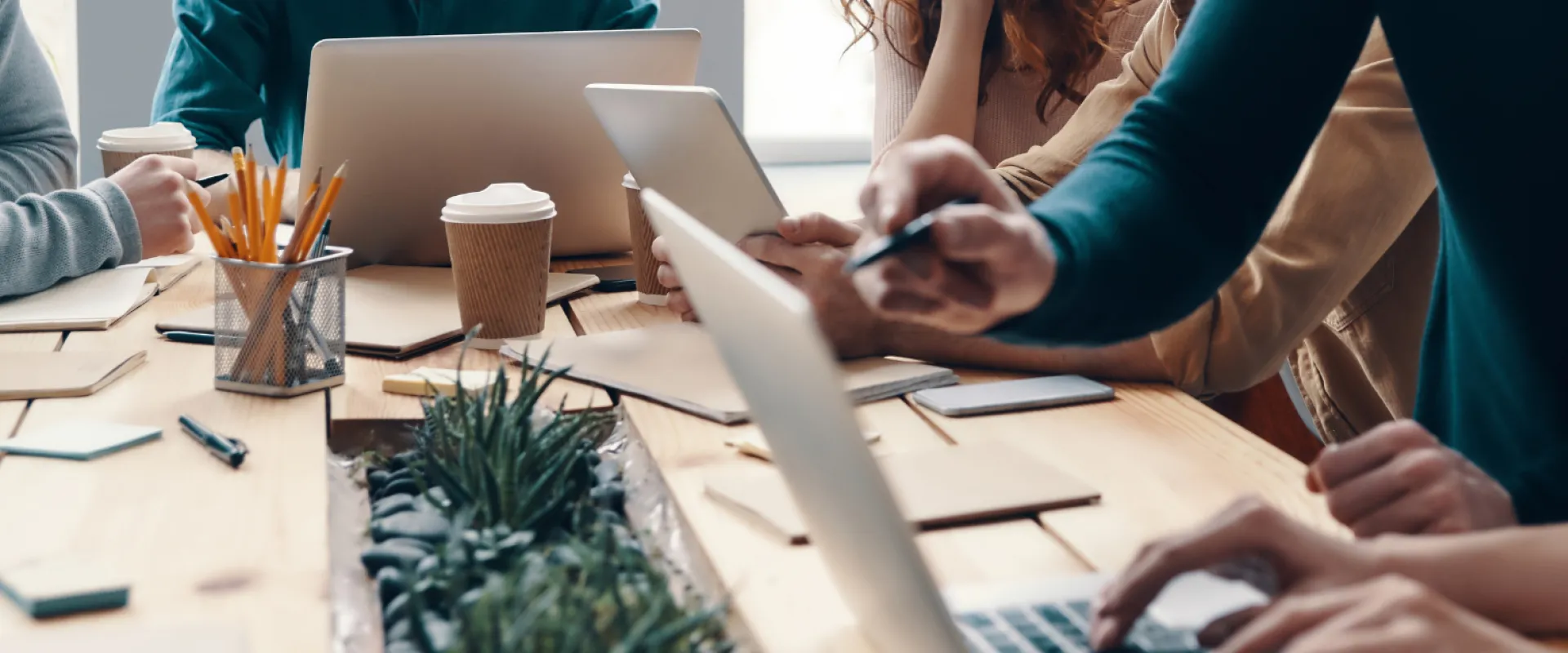 Hände und Laptops am Tisch