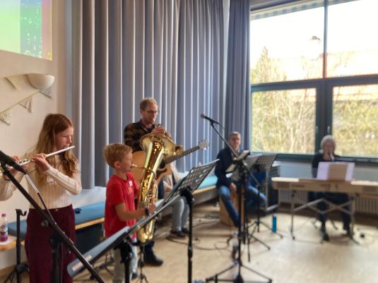 Musikband mit Erwachsenen und Kindern. 