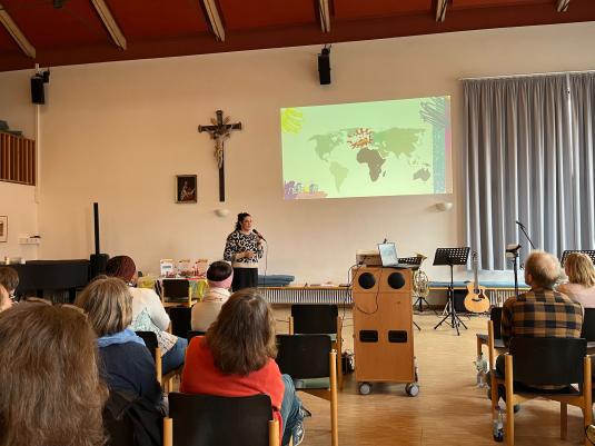 Vortragssituation in einem Gemeindesaal.