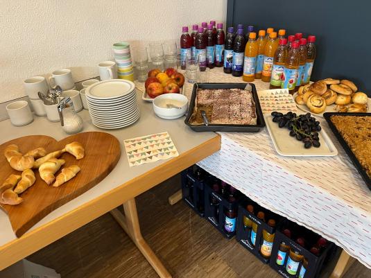 Ein reich gedecktes Buffett mit süßen Leckerein