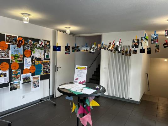 Im Foyer: Wäscheleine mit Bildern