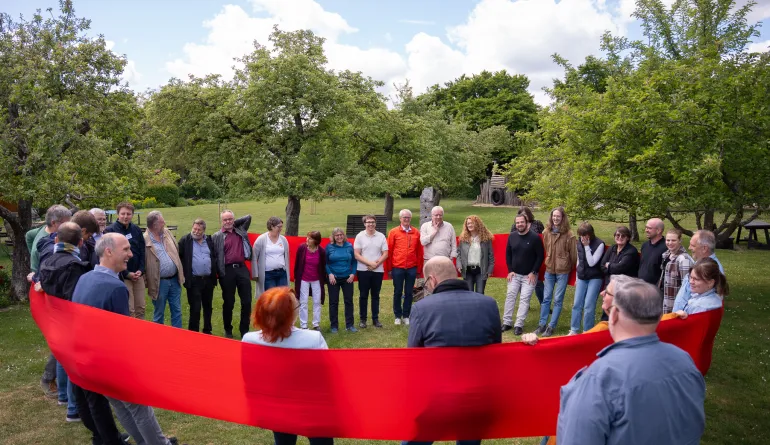 Menschen bei einer Kooperationsübung