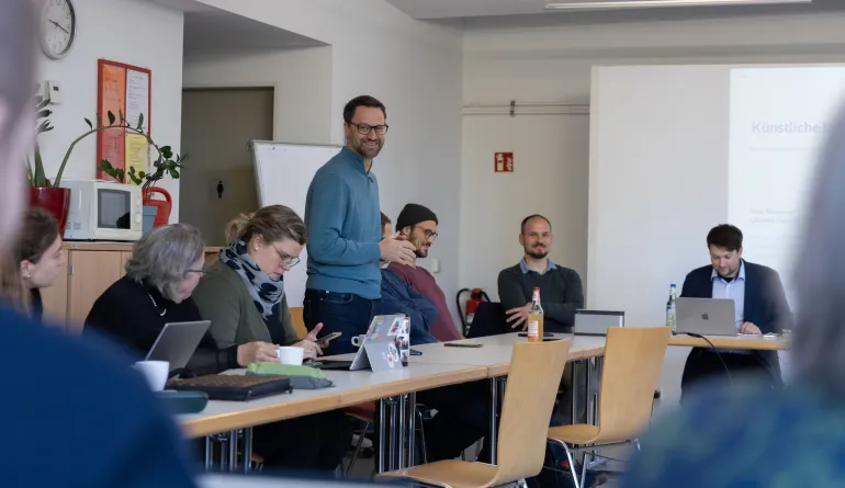 Tobias Fritsche begrüßt zum Studientag