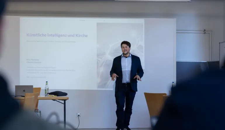 Max Niessner (Referent) bei seinem Vortrag