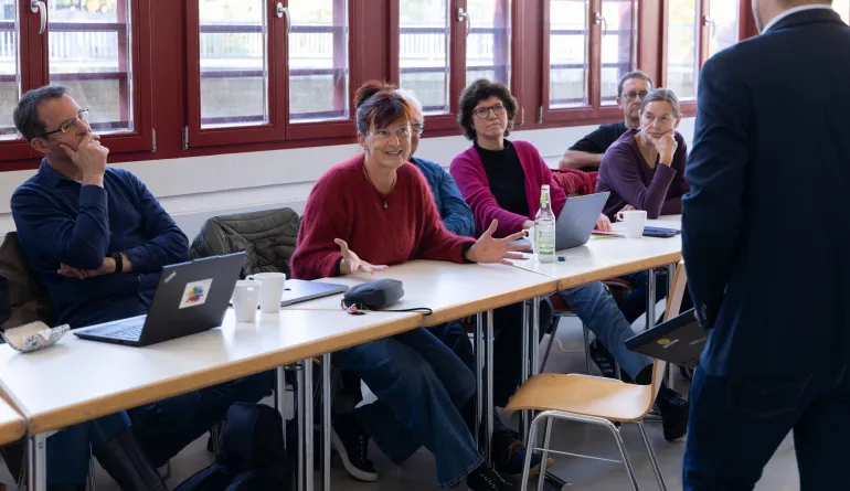 Teilnehmerin stellt eine Nachfrage