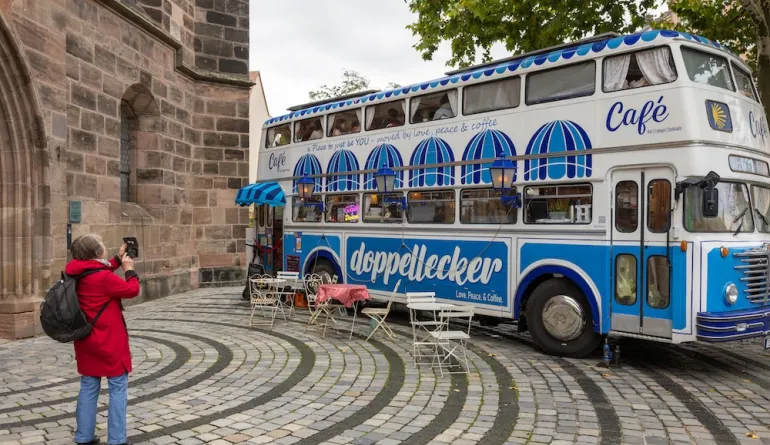 Cafe-Bus steht der St. Jakobskirche, die im Hintergrund ist
