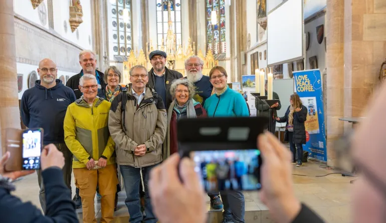 Gruppenbild vom Team, im Vordergrund zwei Handys 