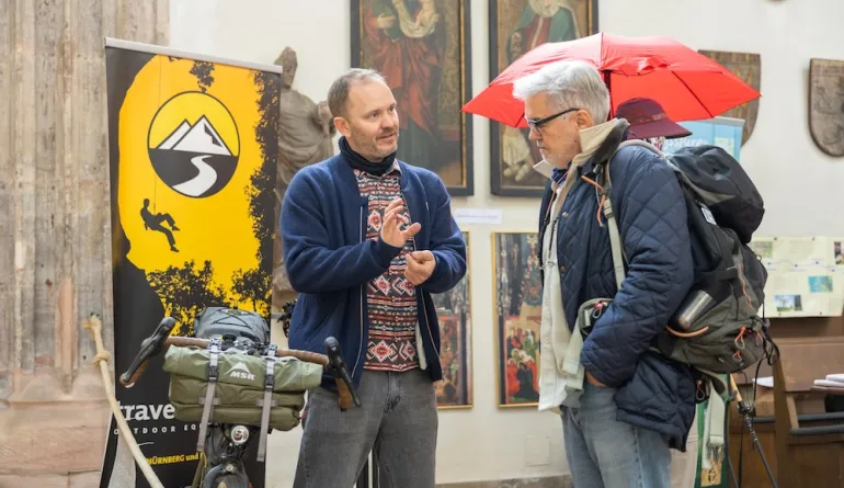 Zwei Personen im Gespräch über Bikepacking