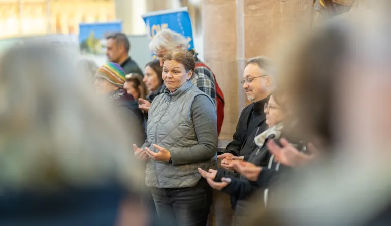 Menschen halten die Hände offen und beten