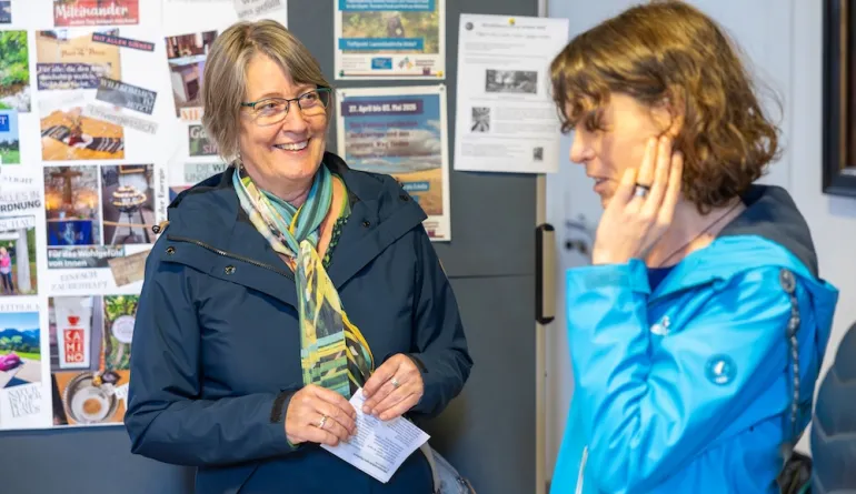 Zwei Personen unterhalten sich fröhlich