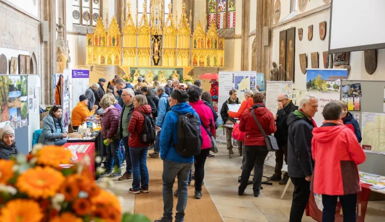 Informationsstände im Chorraum der St. Jakobskirche