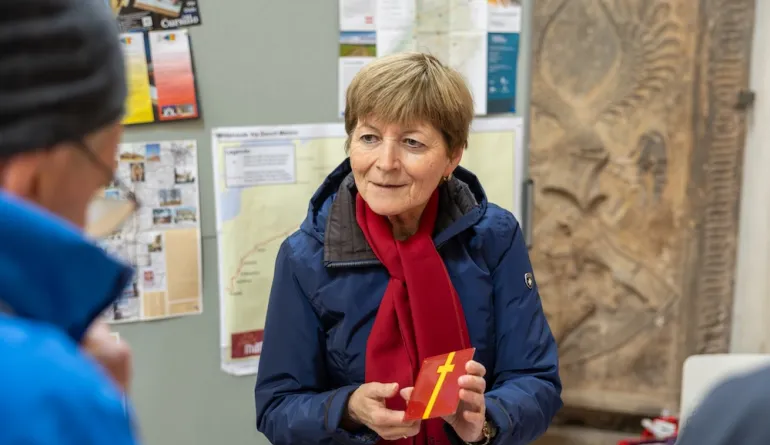 Frau informiert Mann übers Pilgern