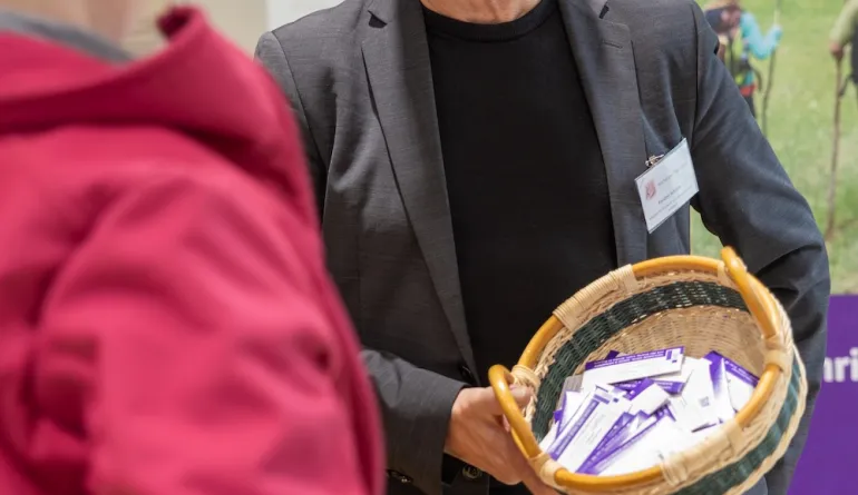 Kirchenrat Karsten Schaller mit Besucherinnen im Gespräch