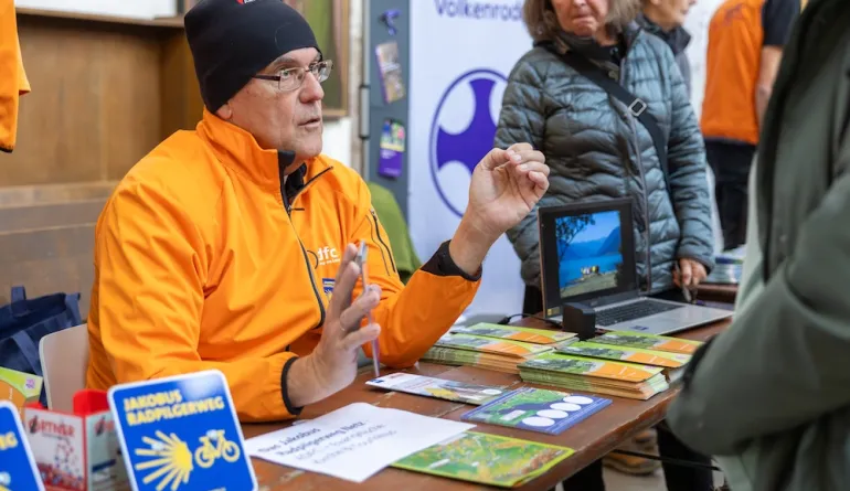 Mann vom ADFC erklärt Radpilgern
