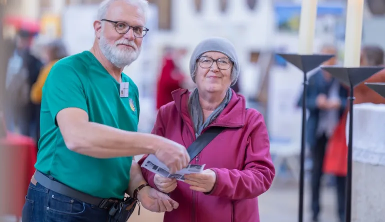 zwei glückliche Gesichter, Mann und Frau unterhalten sich