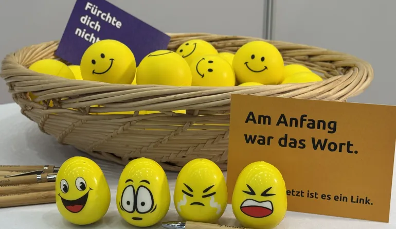 Gelbe Anti-Stress-Bälle mit unterschiedlichen Emotionen