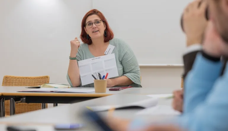 Expertin leitet einen Workshop an und erzählt über social media