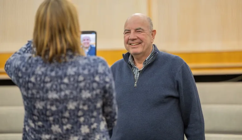 Teilnehmer nimmt ein Handy vor