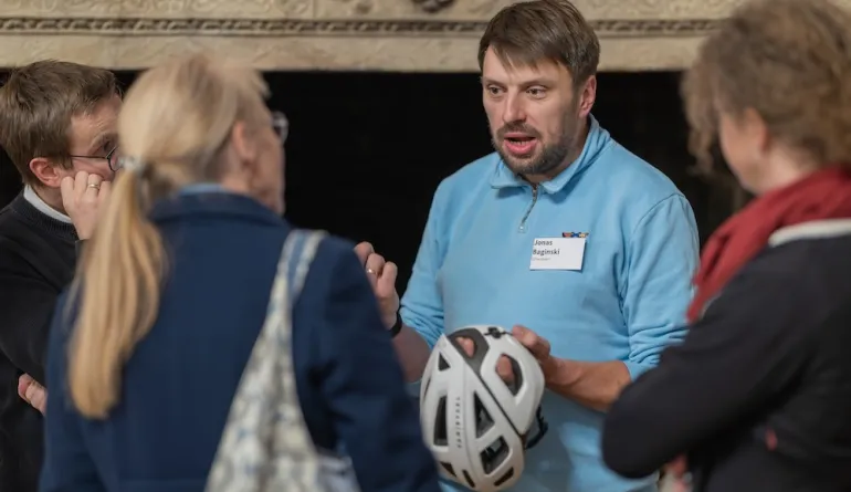 Teilnehmer informiert beim Markt der Möglichkeiten über Rennrad fahren und Spiritualität