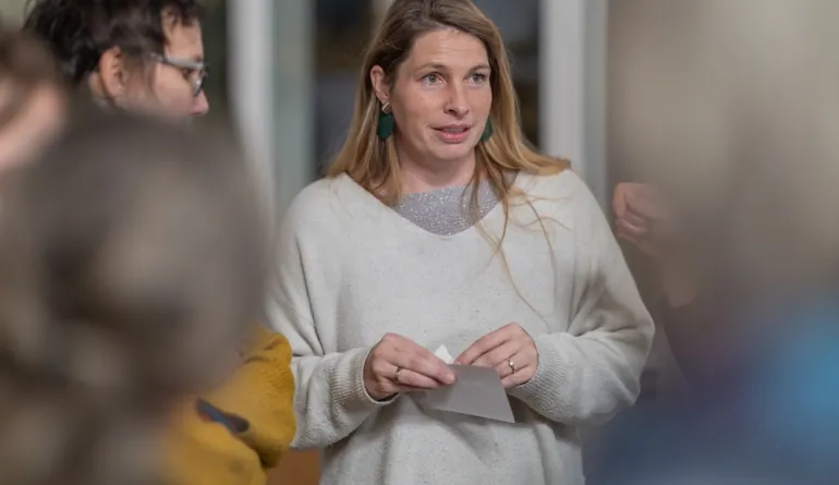 eine Teilnehmerin hört beim Markt der Möglichkeiten zu