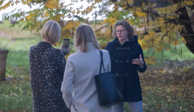 Clara Marie Jantos gibt ein Interview mit Handy