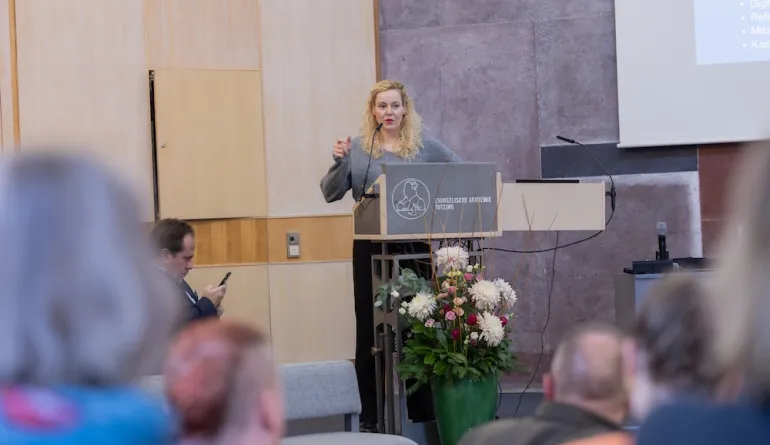 Theresa Brückner bei ihrer Keynote am Redepult