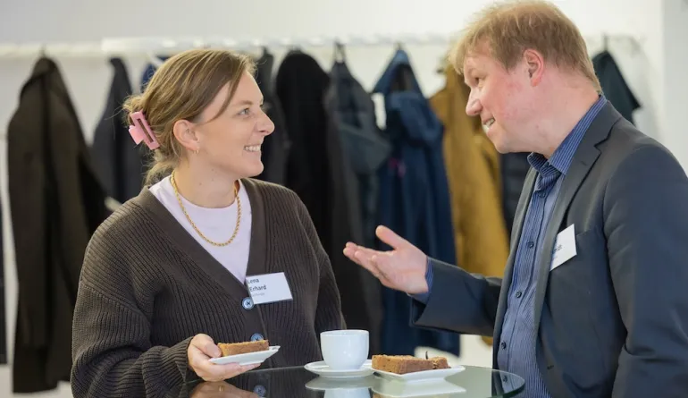 Zwei Personen unterhalten sich in der Kaffeepause