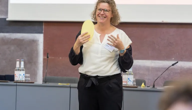 Organisatorin Clara-Marie Jantos informiert zu Beginn der Tagung