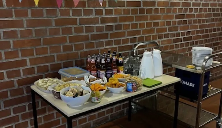 Tisch mit Essen und Trinken