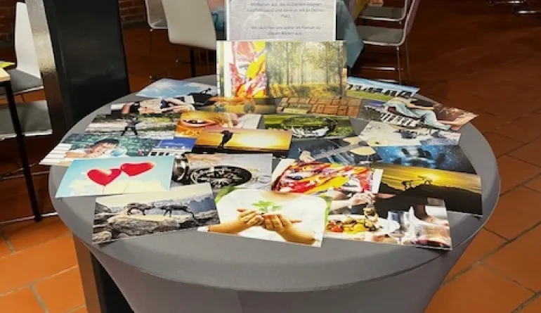 Kreativstation mit Bildern