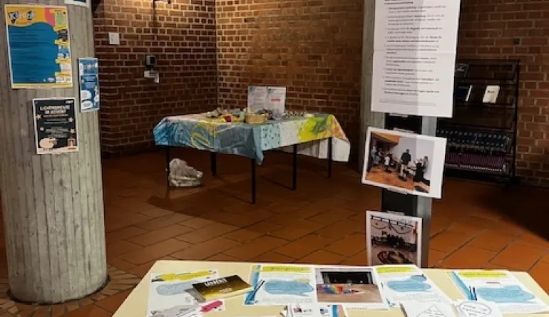 Blick in den Raum mit verschiedenen Kreativstationen