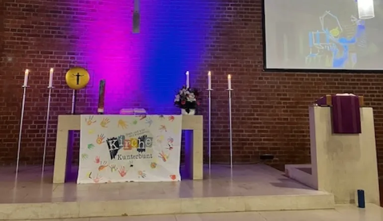 Kirchenraum bunt beleuchtet