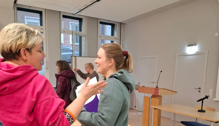 Zwei Frauen vertieft im Gespräch