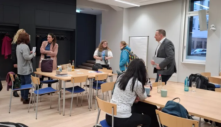 Blick in den Raum mit Gesprächsgruppen