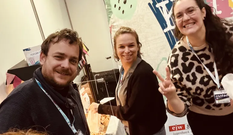 4 fröhlich lächelnde Menschen 