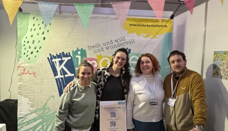 Kirche Kunterbunt Stand mit Mitarbeitende