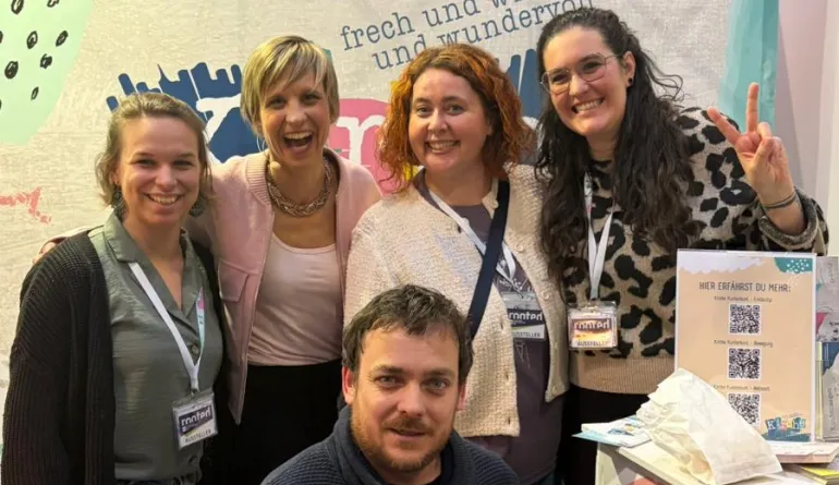 Fünf Mitarbeitende im Kirche Kunterbunt Messestand