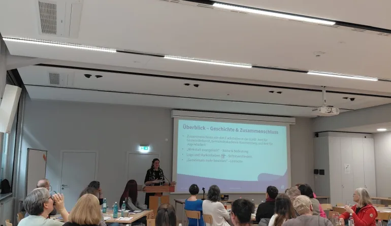 Vortragssituation, Nicola Nitz als Referentin, viele interessierte Zuschauer