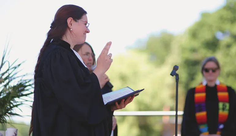 Pfarrerin segnet Gemeinde