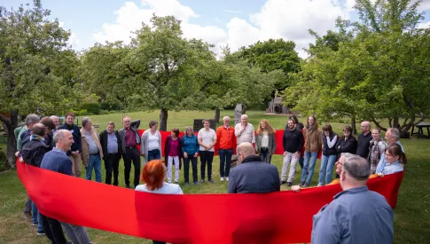 Menschen bei einer Kooperationsübung