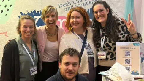 Fünf Mitarbeitende im Kirche Kunterbunt Messestand