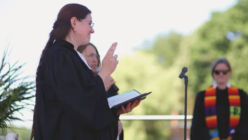 Pfarrerin segnet Gemeinde